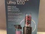 une boîte contenant un mixeur Nutribullet Ultra 12000 posée sur le plan de travail