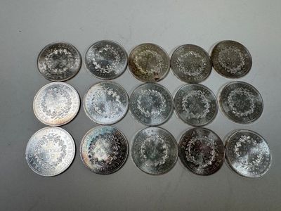 Plusieurs types de pièces de monnaie sont disposés en rangée sur une table
