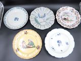 quatre assiettes dans une boîte, posées sur une table