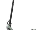 gros plan d'un scooter sur fond blanc