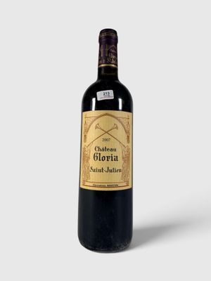 une bouteille de vin posée sur une table