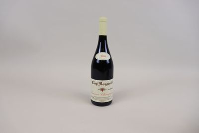 une bouteille de vin rouge sur fond blanc