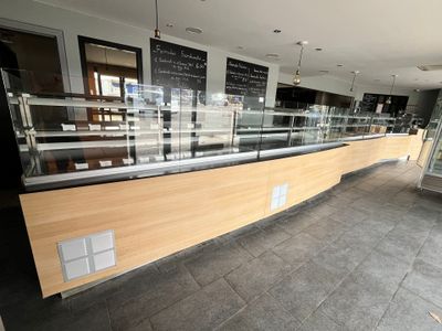 un long comptoir rempli de nourriture
