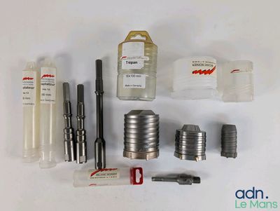 un grand nombre d'outils posés sur une table