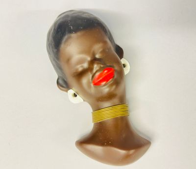 Femme des îles au rouge à lèvres. Tête d'applique en plâtre …