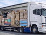 un camion avec une remorque chargée de cartons à l'arrière