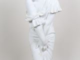 statue blanche représentant un enfant tenant un oiseau, sur fond blanc