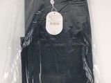 l'arrière d'un pantalon noir dans un sac en plastique