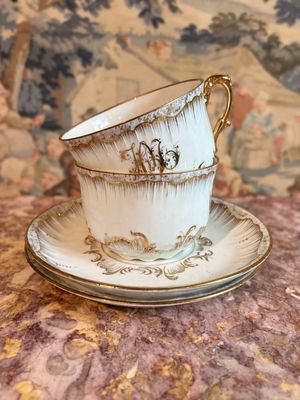 une tasse et une soucoupe posées sur une table devant un canapé