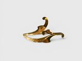 une paire de boucles d'oreilles en or sur fond blanc