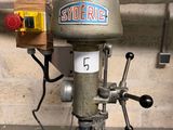 une machine posée sur une table