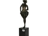 statue en bronze représentant une femme coiffée d'un chapeau