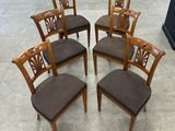 six chaises en bois sont disposées en cercle sur le sol