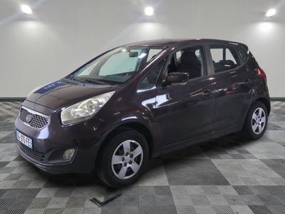 la petite voiture est garée sur le sol en damier du garage