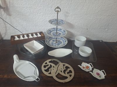 une table en bois sur laquelle sont posées des assiettes, des bols et un présentoir à gâteaux