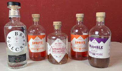 Plusieurs bouteilles d'alcool sont alignées sur un comptoir