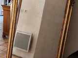 un miroir posé sur le sol d'une pièce