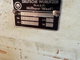 une enseigne sur le côté d'un immeuble sur laquelle on peut lire « deutschehe wurlitzer »