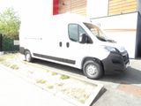 une camionnette blanche garée devant un bâtiment