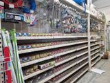 de nombreuses étagères dans le magasin qui contiennent différents articles