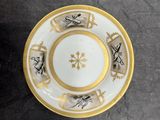 une assiette jaune et blanche bordée d'or