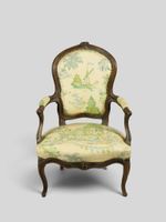 Fauteuil cabriolet en bois mouluré, sculpté et patiné, dossi…