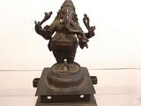 une statue en bronze représentant un éléphant sur un socle