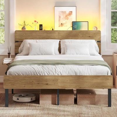 un lit surmonté d'une tête de lit en bois