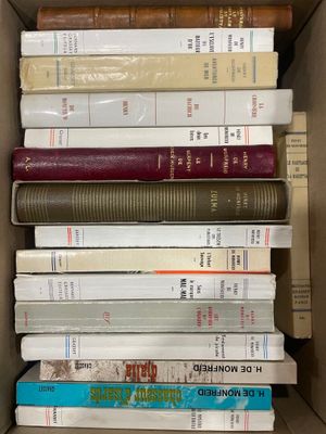 une boîte pleine de livres posés les uns sur les autres
