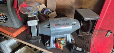 une machine posée sur une table dans un garage