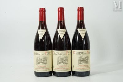 trois bouteilles de vin rouge posées sur une table blanche