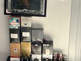 beaucoup de bouteilles de vin et de bocaux de conserve par terre