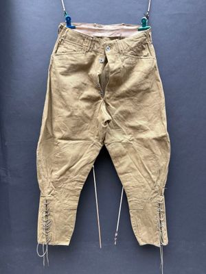 une photo d'un pantalon suspendu à une corde à linge