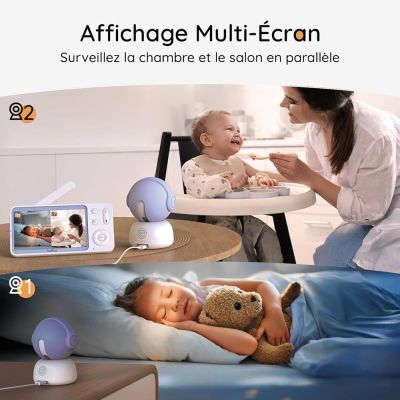 une femme qui donne à manger à un bébé assis dans une chaise haute