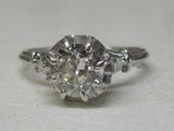 gros plan d'une bague en diamant sur une surface blanche