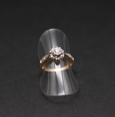 Bague solitaire en or jaune 750 sertie d'un diamant d'enviro…