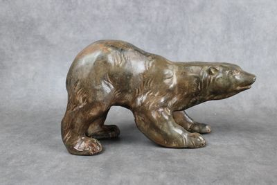 statue d'un ours brun sur fond gris