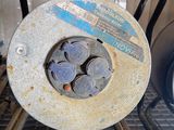 une vieille cuisinière à gaz surmontée d'un brûleur en métal