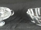 une paire de vases en verre posés sur un tissu noir, sur fond noir