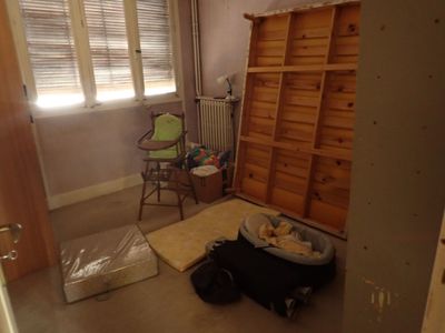 une pièce dans laquelle se trouvent une chaise et une bibliothèque