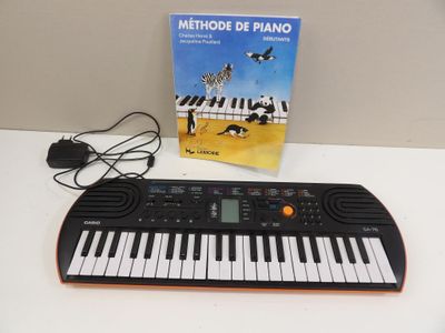 un clavier posé sur une table à côté d'un livre