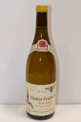 une bouteille de vin posée sur une table