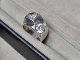 une bague qui se trouve dans une boîte sur une table