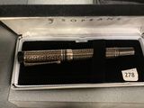 une boîte contenant un stylo et une autre boîte contenant elle-même un stylo