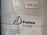 un sac en tissu blanc posé sur une table