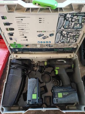 une boîte contenant des outils, posée sur le sol