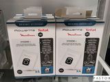 Deux paquets de papier toilette sont exposés dans un magasin.