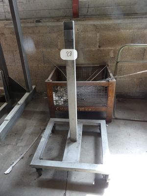 a picture of a machine that is sitting in a room