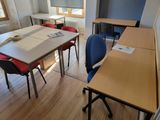 une pièce avec une table et des chaises