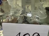 une vitrine en verre contenant de nombreux objets en verre